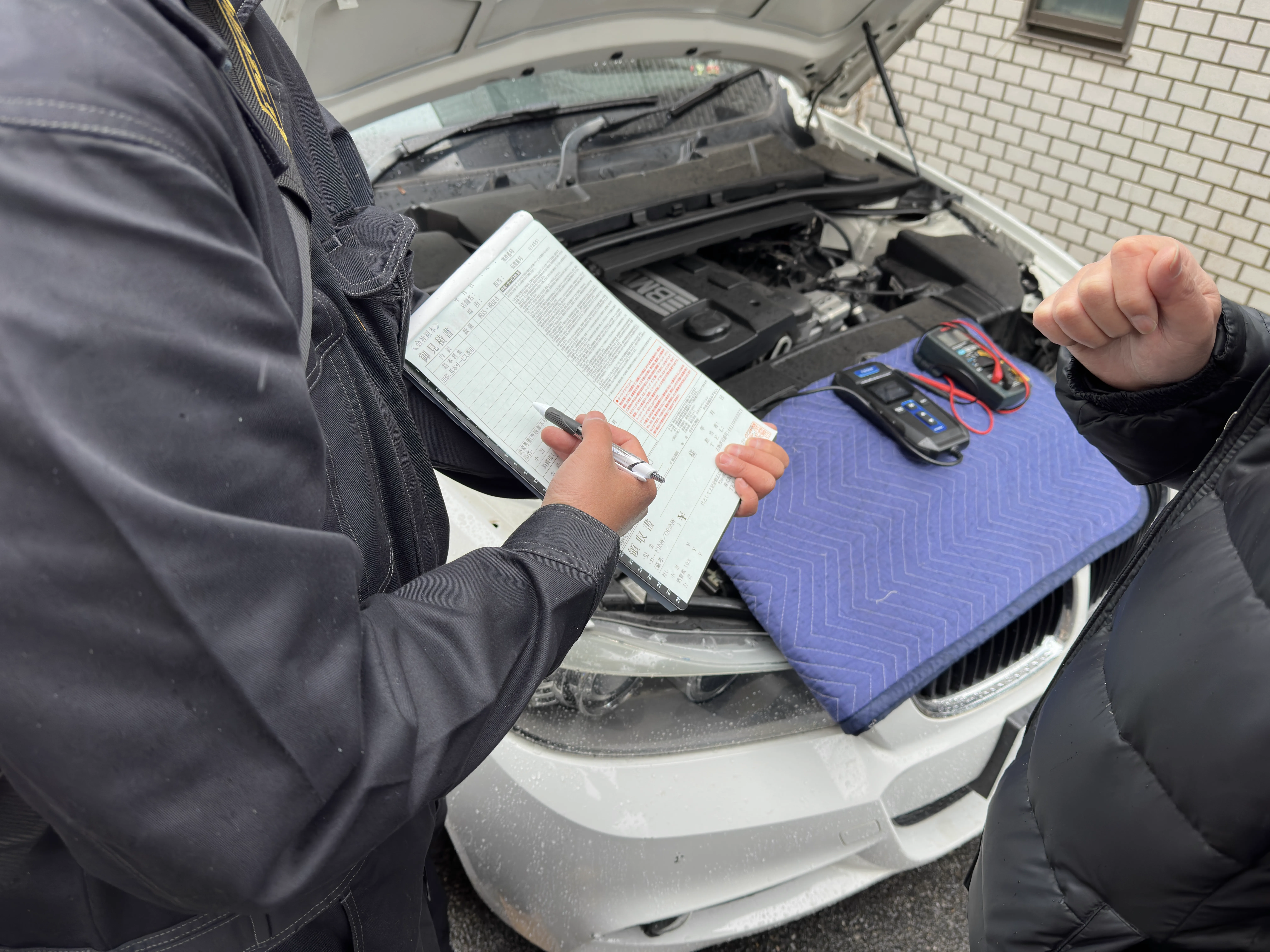 専用テスターによるバッテリー診断接続