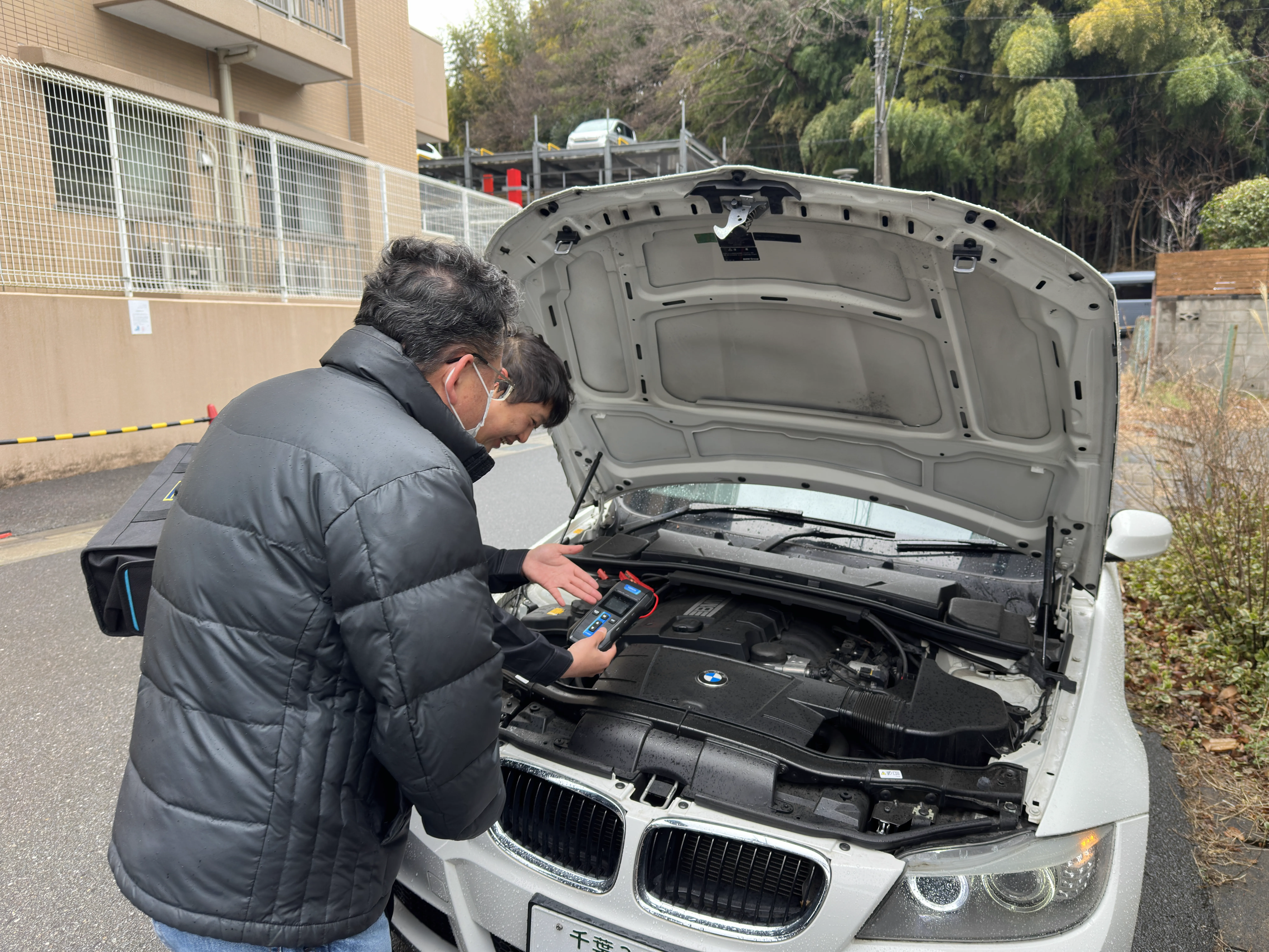 整備士によるバッテリー交換作業