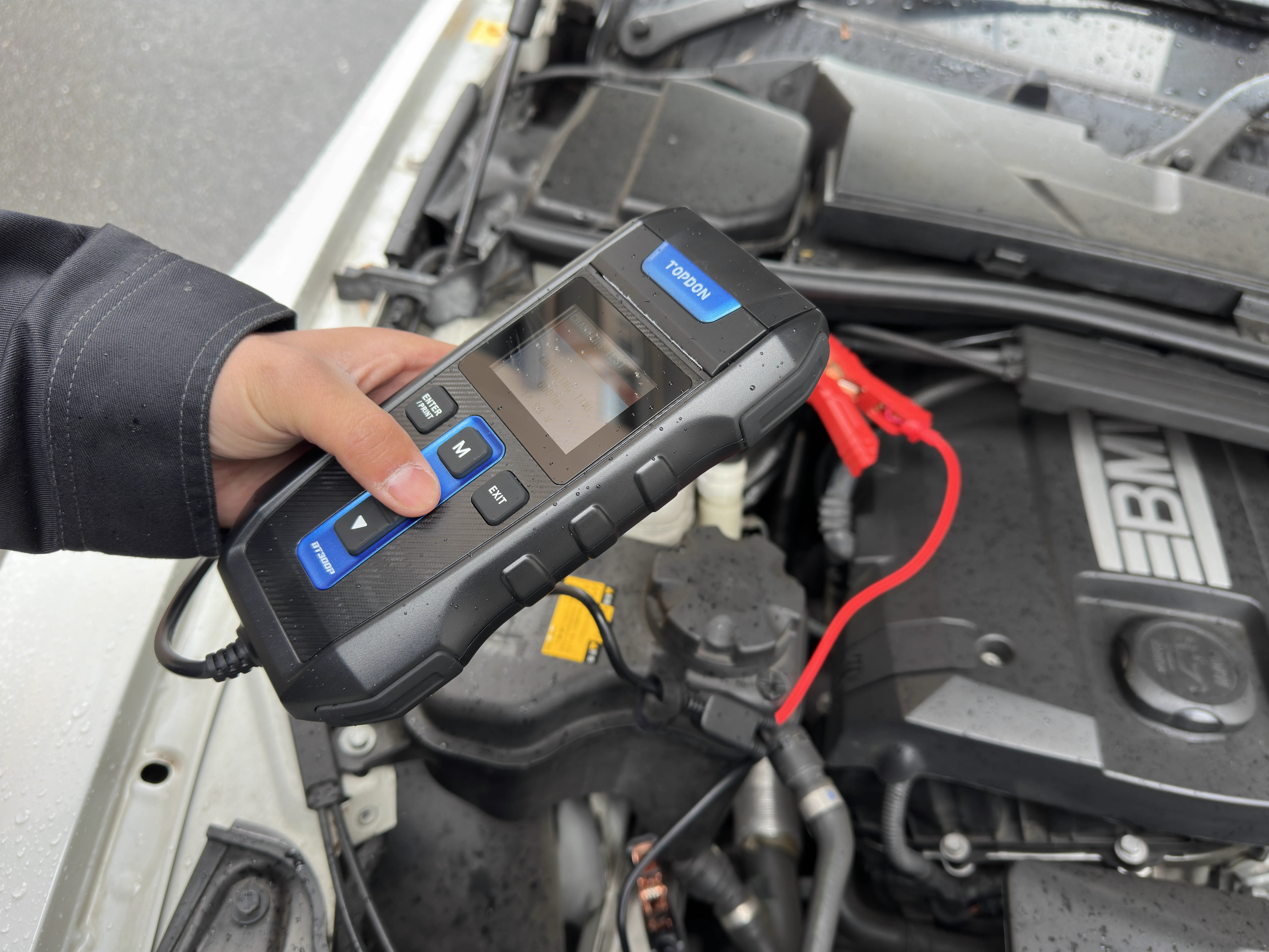 専用テスターによるバッテリー電圧診断